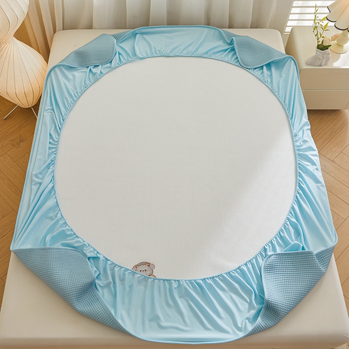 91家纺网 家纺一手货源 找家纺 全季家居 2025新款A类乙纶PE家族系列刺绣凉豆豆席凉席席子 快乐小熊-天蓝-床笠款