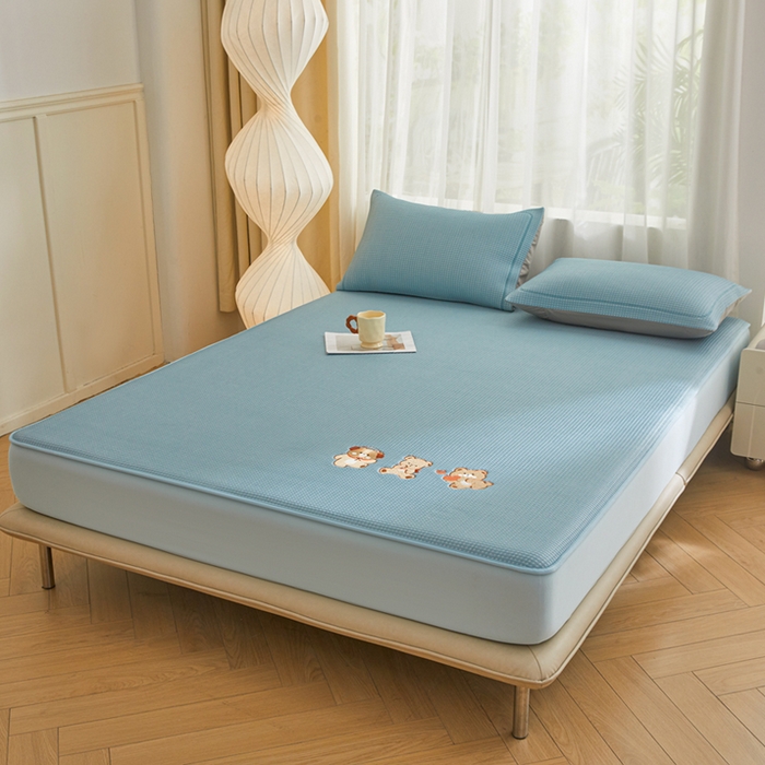 91家纺网 家纺一手货源 找家纺 全季家居 2025新款A类乙纶PE家族系列刺绣凉豆豆席凉席席子 快乐小熊-天蓝-床笠款