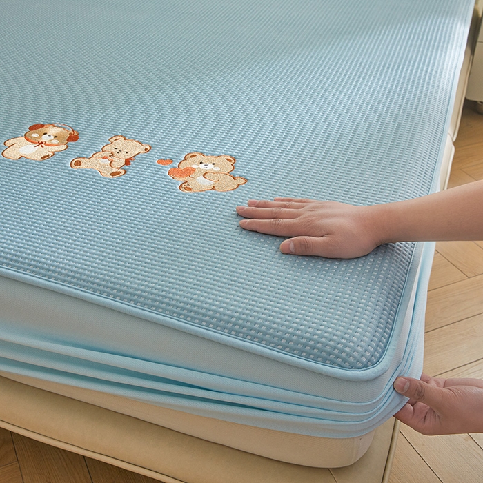 91家纺网 家纺一手货源 找家纺 全季家居 2025新款A类乙纶PE家族系列刺绣凉豆豆席凉席席子 快乐小熊-天蓝-床笠款