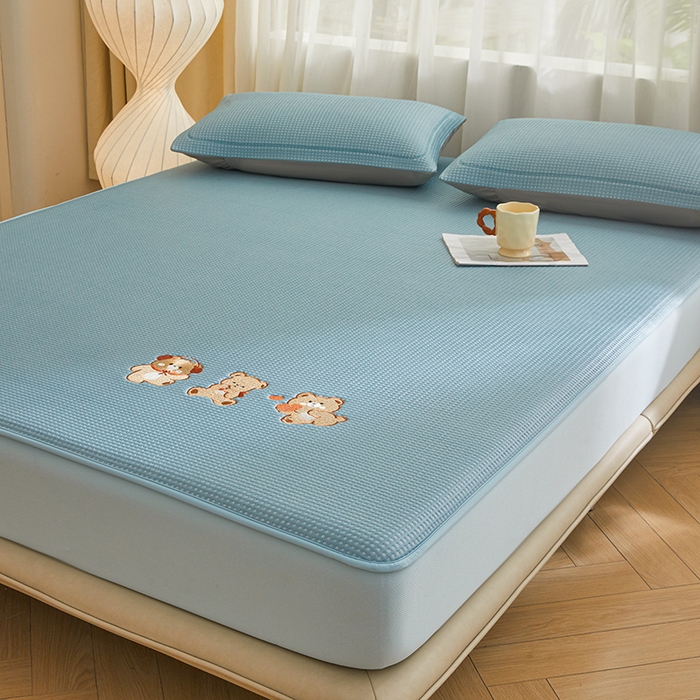 91家纺网 家纺一手货源 找家纺 全季家居 2025新款A类乙纶PE家族系列刺绣凉豆豆席凉席席子 快乐小熊-天蓝-床笠款