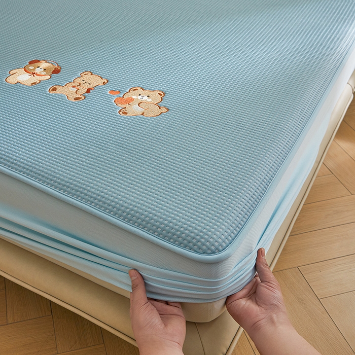 91家纺网 家纺一手货源 找家纺 全季家居 2025新款A类乙纶PE家族系列刺绣凉豆豆席凉席席子 快乐小熊-天蓝-床笠款