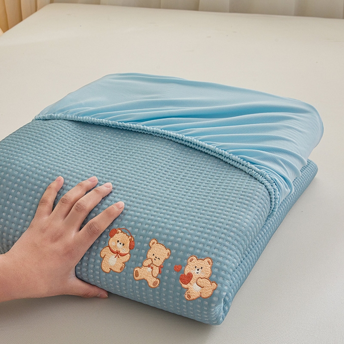 91家纺网 家纺一手货源 找家纺 全季家居 2025新款A类乙纶PE家族系列刺绣凉豆豆席凉席席子 快乐小熊-天蓝-床笠款