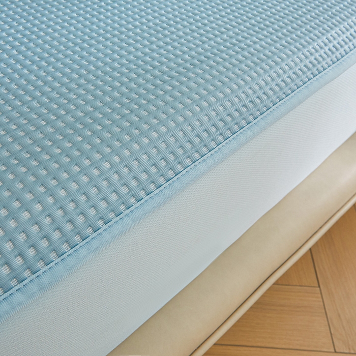 91家纺网 家纺一手货源 找家纺 全季家居 2025新款A类乙纶PE家族系列刺绣凉豆豆席凉席席子 快乐小熊-天蓝-床笠款