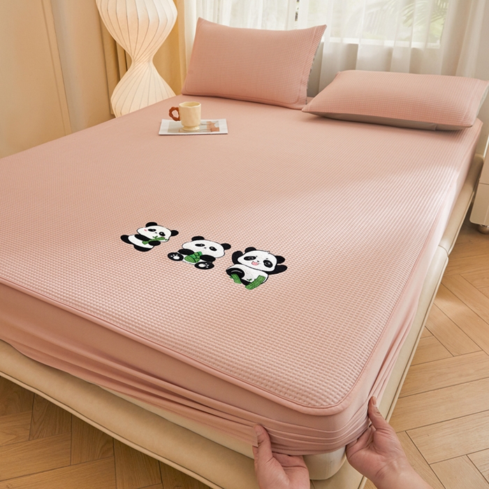 91家纺网 家纺一手货源 找家纺 全季家居 2025新款A类乙纶PE家族系列刺绣凉豆豆席凉席席子 熊猫家族-淡粉-床笠款