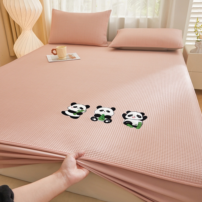 91家纺网 家纺一手货源 找家纺 全季家居 2025新款A类乙纶PE家族系列刺绣凉豆豆席凉席席子 熊猫家族-淡粉-床笠款