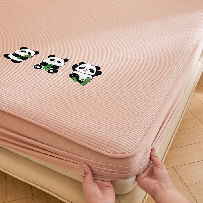 91家纺网 家纺一手货源 找家纺 全季家居 2025新款A类乙纶PE家族系列刺绣凉豆豆席凉席席子 熊猫家族-淡粉-床笠款