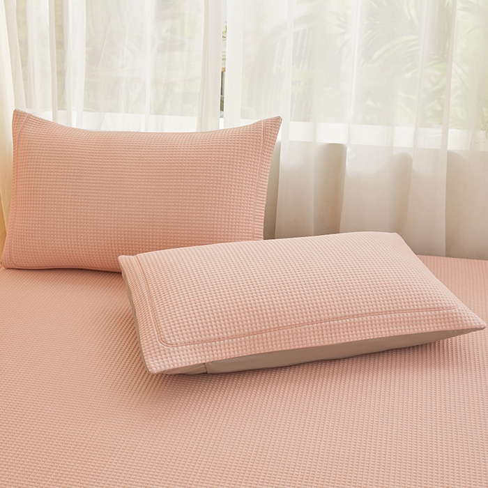 91家纺网 家纺一手货源 找家纺 全季家居 2025新款A类乙纶PE家族系列刺绣凉豆豆席凉席席子 熊猫家族-淡粉-床笠款