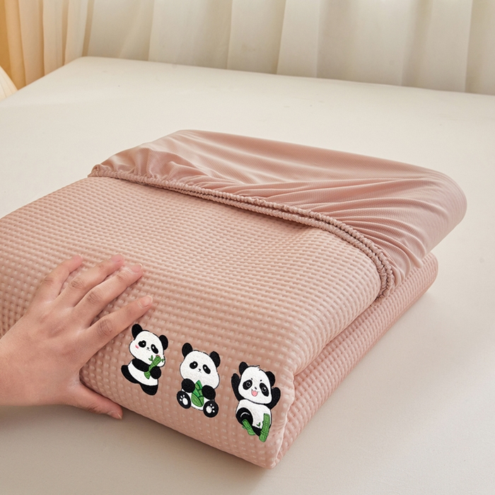 91家纺网 家纺一手货源 找家纺 全季家居 2025新款A类乙纶PE家族系列刺绣凉豆豆席凉席席子 熊猫家族-淡粉-床笠款