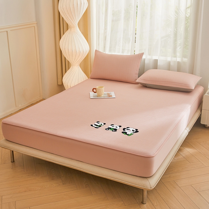 91家纺网 家纺一手货源 找家纺 全季家居 2025新款A类乙纶PE家族系列刺绣凉豆豆席凉席席子 熊猫家族-淡粉-床笠款