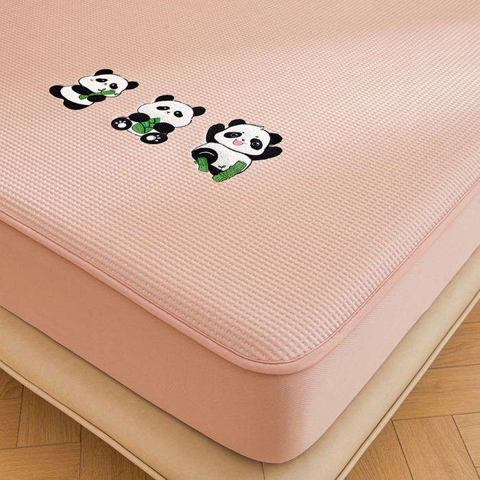91家纺网 家纺一手货源 找家纺 全季家居 2025新款A类乙纶PE家族系列刺绣凉豆豆席凉席席子 熊猫家族-淡粉-床笠款