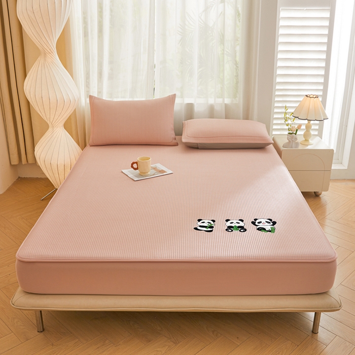 91家纺网 家纺一手货源 找家纺 全季家居 2025新款A类乙纶PE家族系列刺绣凉豆豆席凉席席子 熊猫家族-淡粉-床笠款