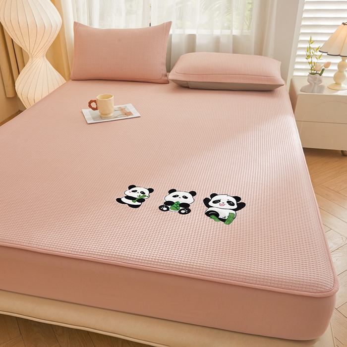 91家纺网 家纺一手货源 找家纺 全季家居 2025新款A类乙纶PE家族系列刺绣凉豆豆席凉席席子 熊猫家族-淡粉-床笠款