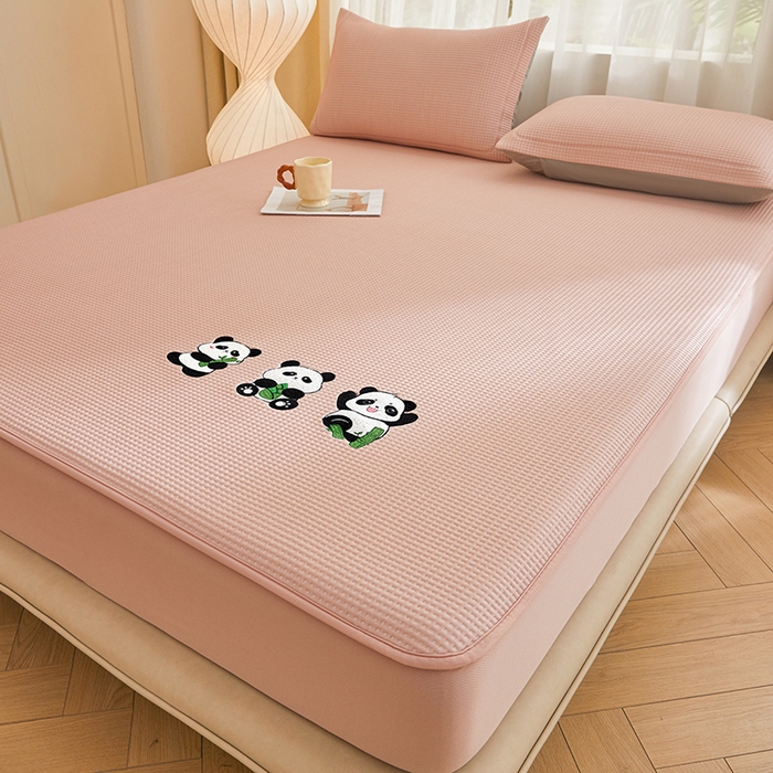 91家纺网 家纺一手货源 找家纺 全季家居 2025新款A类乙纶PE家族系列刺绣凉豆豆席凉席席子 熊猫家族-淡粉-床笠款