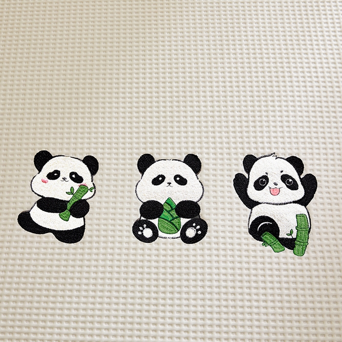 91家纺网 家纺一手货源 找家纺 全季家居 2025新款A类乙纶PE家族系列刺绣凉豆豆席凉席席子 熊猫家族-米黄-床笠款