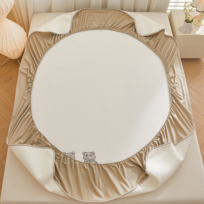 91家纺网 家纺一手货源 找家纺 全季家居 2025新款A类乙纶PE家族系列刺绣凉豆豆席凉席席子 熊猫家族-米黄-床笠款