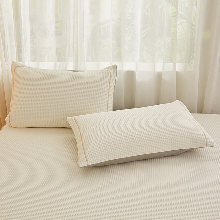 91家纺网 家纺一手货源 找家纺 全季家居 2025新款A类乙纶PE家族系列刺绣凉豆豆席凉席席子 熊猫家族-米黄-床笠款