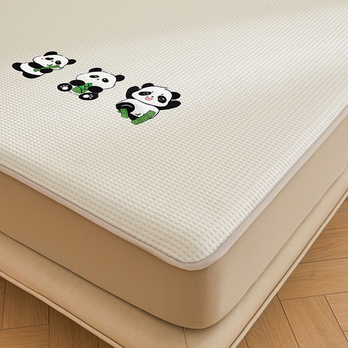 91家纺网 家纺一手货源 找家纺 全季家居 2025新款A类乙纶PE家族系列刺绣凉豆豆席凉席席子 熊猫家族-米黄-床笠款