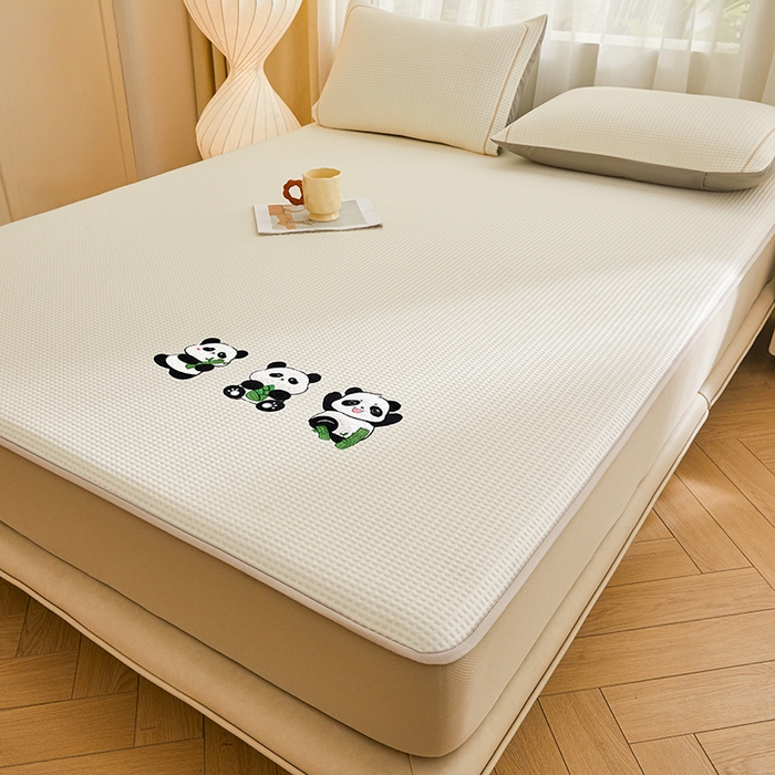 91家纺网 家纺一手货源 找家纺 全季家居 2025新款A类乙纶PE家族系列刺绣凉豆豆席凉席席子 熊猫家族-米黄-床笠款