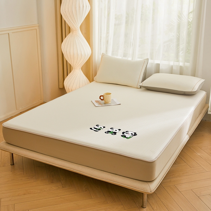 91家纺网 家纺一手货源 找家纺 全季家居 2025新款A类乙纶PE家族系列刺绣凉豆豆席凉席席子 熊猫家族-米黄-床笠款