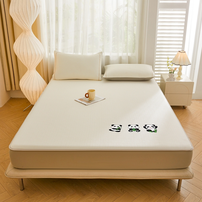 91家纺网 家纺一手货源 找家纺 全季家居 2025新款A类乙纶PE家族系列刺绣凉豆豆席凉席席子 熊猫家族-米黄-床笠款