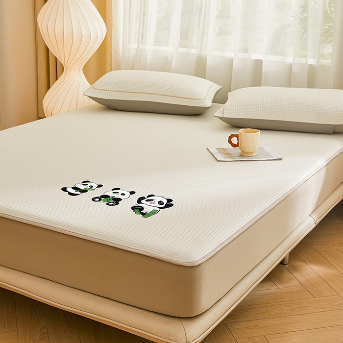 91家纺网 家纺一手货源 找家纺 全季家居 2025新款A类乙纶PE家族系列刺绣凉豆豆席凉席席子 熊猫家族-米黄-床笠款