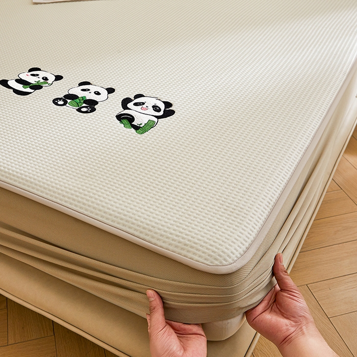 91家纺网 家纺一手货源 找家纺 全季家居 2025新款A类乙纶PE家族系列刺绣凉豆豆席凉席席子 熊猫家族-米黄-床笠款