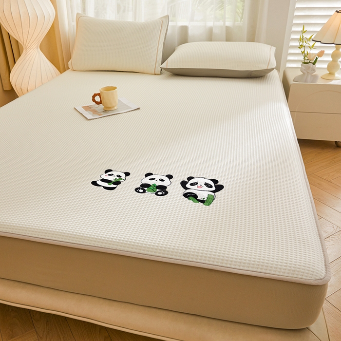 91家纺网 家纺一手货源 找家纺 全季家居 2025新款A类乙纶PE家族系列刺绣凉豆豆席凉席席子 熊猫家族-米黄-床笠款