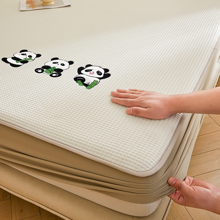 91家纺网 家纺一手货源 找家纺 全季家居 2025新款A类乙纶PE家族系列刺绣凉豆豆席凉席席子 熊猫家族-米黄-床笠款