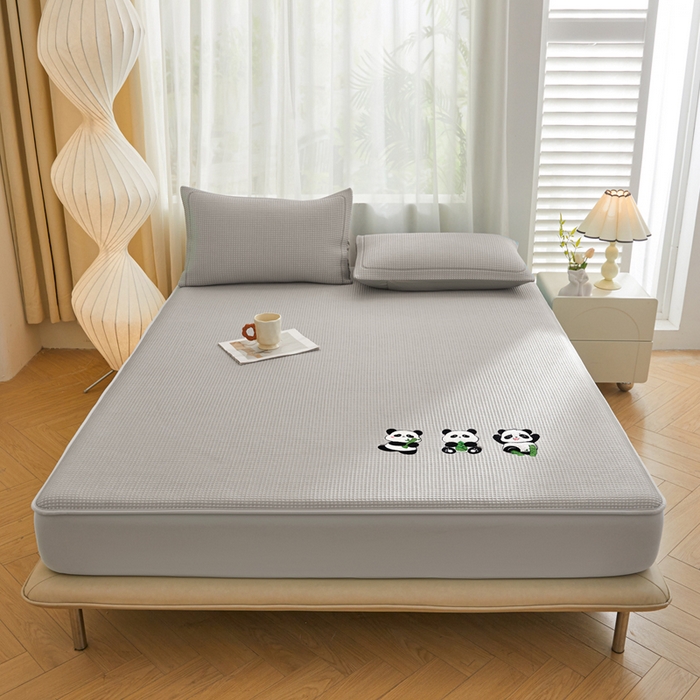 91家纺网 家纺一手货源 找家纺 全季家居 2025新款A类乙纶PE家族系列刺绣凉豆豆席凉席席子 熊猫家族-浅灰-床笠款