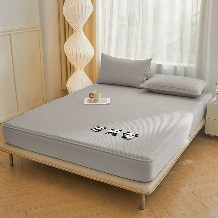 91家纺网 家纺一手货源 找家纺 全季家居 2025新款A类乙纶PE家族系列刺绣凉豆豆席凉席席子 熊猫家族-浅灰-床笠款