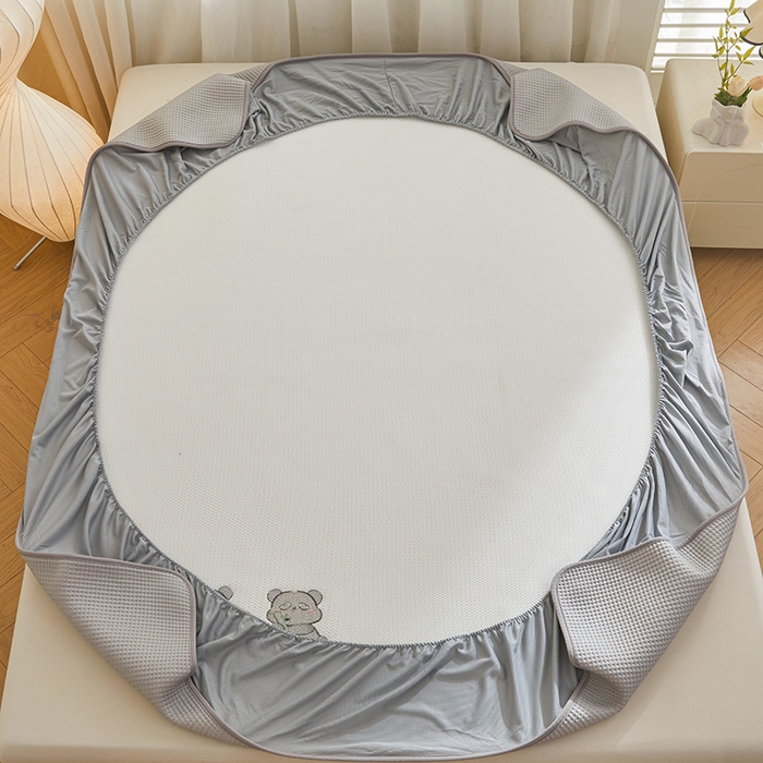 91家纺网 家纺一手货源 找家纺 全季家居 2025新款A类乙纶PE家族系列刺绣凉豆豆席凉席席子 熊猫家族-浅灰-床笠款