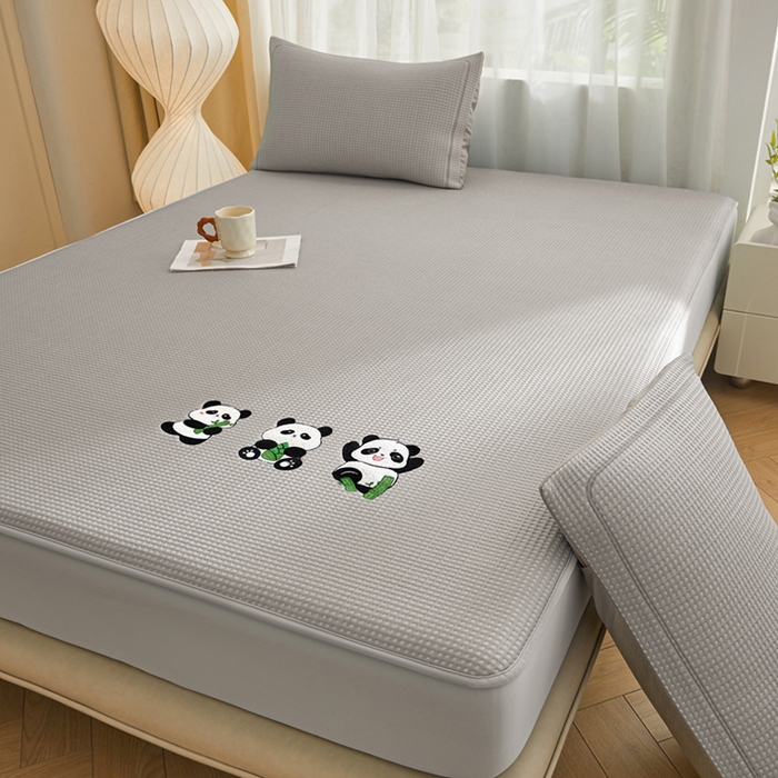 91家纺网 家纺一手货源 找家纺 全季家居 2025新款A类乙纶PE家族系列刺绣凉豆豆席凉席席子 熊猫家族-浅灰-床笠款