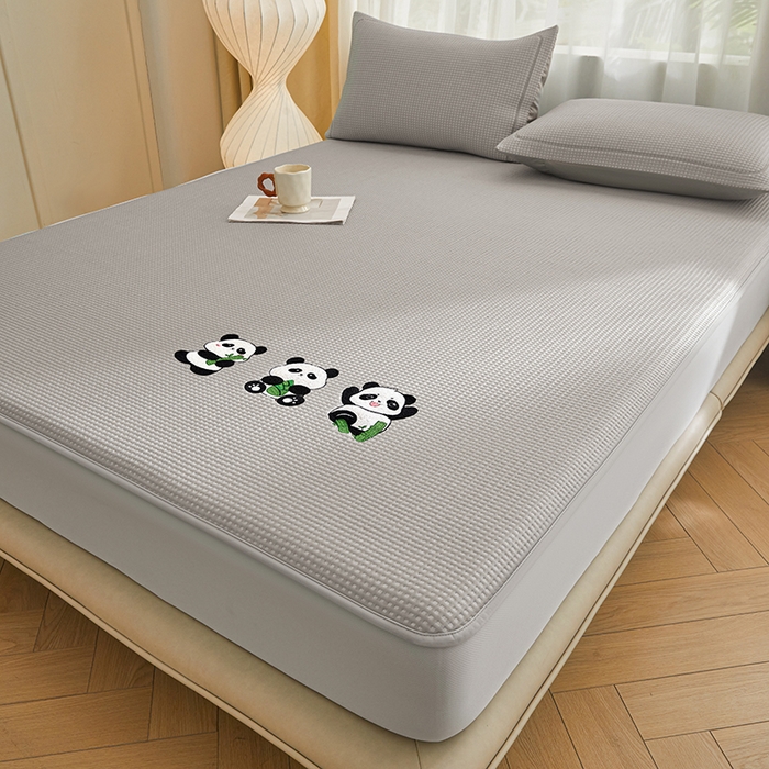 91家纺网 家纺一手货源 找家纺 全季家居 2025新款A类乙纶PE家族系列刺绣凉豆豆席凉席席子 熊猫家族-浅灰-床笠款