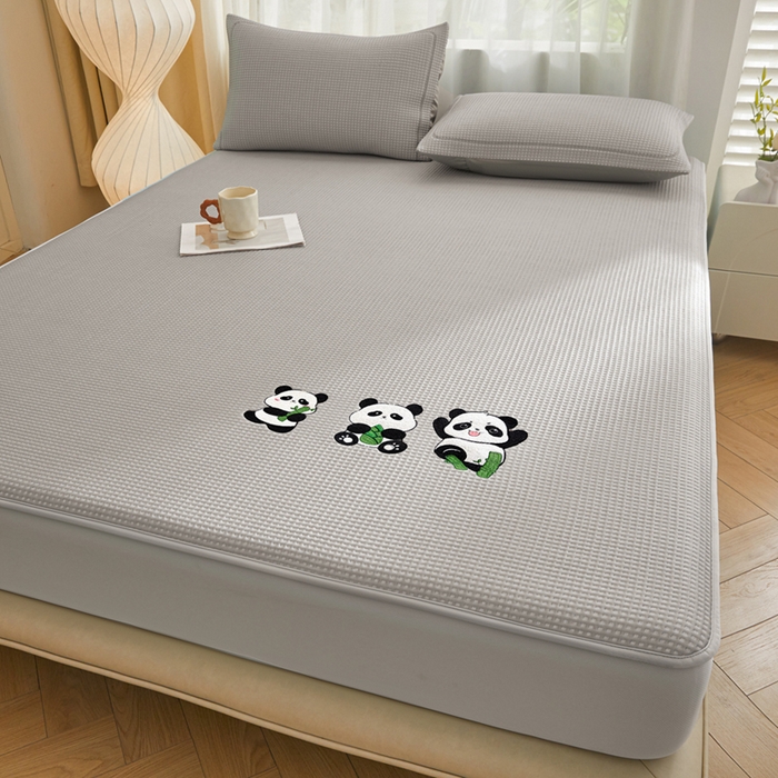 91家纺网 家纺一手货源 找家纺 全季家居 2025新款A类乙纶PE家族系列刺绣凉豆豆席凉席席子 熊猫家族-浅灰-床笠款