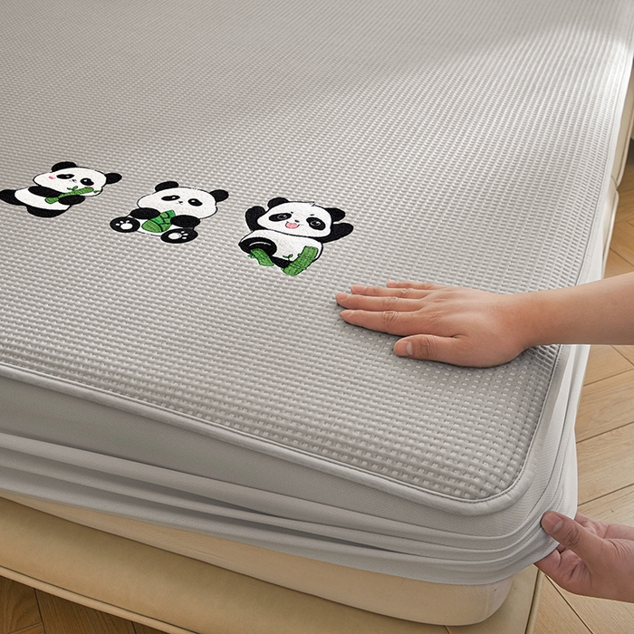 91家纺网 家纺一手货源 找家纺 全季家居 2025新款A类乙纶PE家族系列刺绣凉豆豆席凉席席子 熊猫家族-浅灰-床笠款