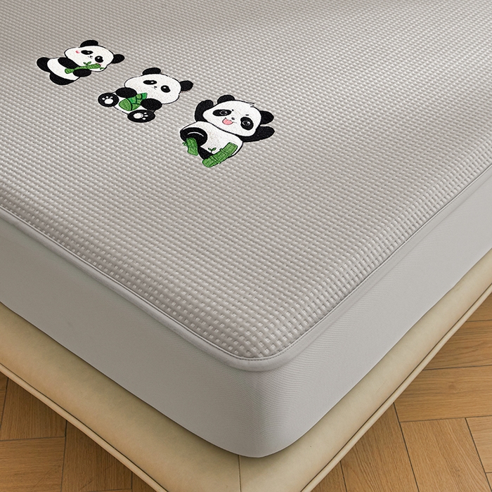 91家纺网 家纺一手货源 找家纺 全季家居 2025新款A类乙纶PE家族系列刺绣凉豆豆席凉席席子 熊猫家族-浅灰-床笠款