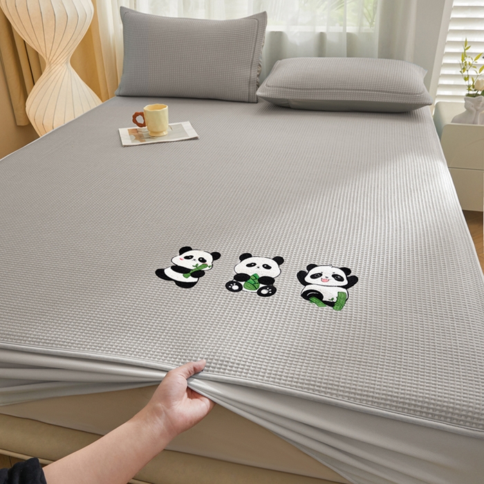 91家纺网 家纺一手货源 找家纺 全季家居 2025新款A类乙纶PE家族系列刺绣凉豆豆席凉席席子 熊猫家族-浅灰-床笠款