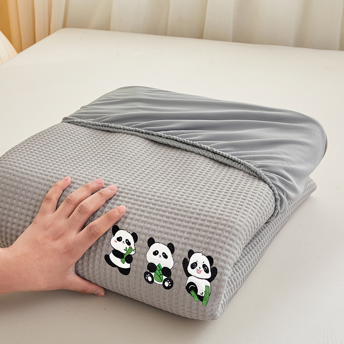 91家纺网 家纺一手货源 找家纺 全季家居 2025新款A类乙纶PE家族系列刺绣凉豆豆席凉席席子 熊猫家族-浅灰-床笠款