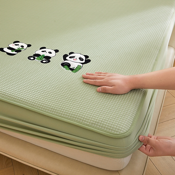 91家纺网 家纺一手货源 找家纺 全季家居 2025新款A类乙纶PE家族系列刺绣凉豆豆席凉席席子 熊猫家族-水绿-床笠款