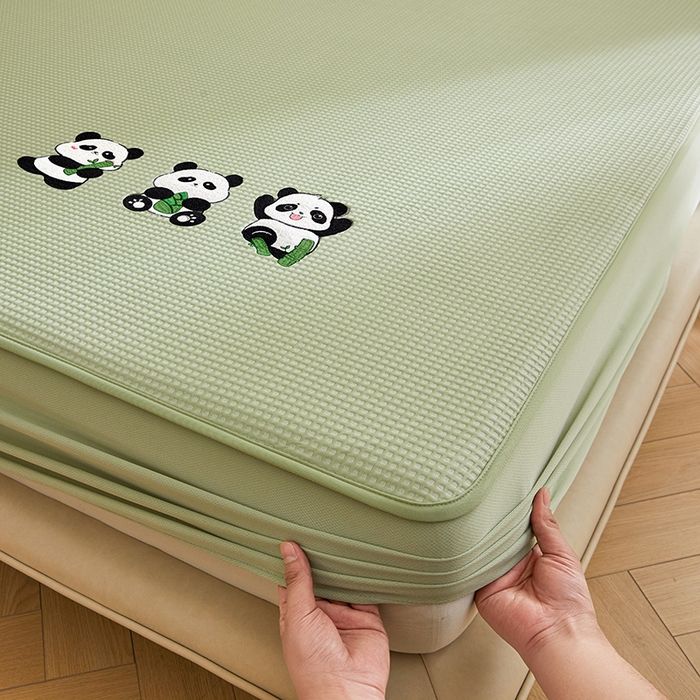 91家纺网 家纺一手货源 找家纺 全季家居 2025新款A类乙纶PE家族系列刺绣凉豆豆席凉席席子 熊猫家族-水绿-床笠款