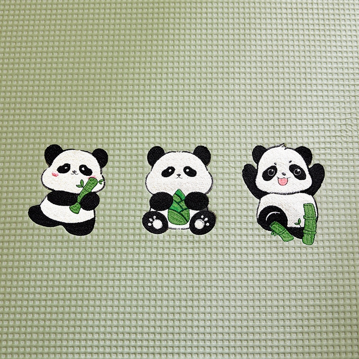 91家纺网 家纺一手货源 找家纺 全季家居 2025新款A类乙纶PE家族系列刺绣凉豆豆席凉席席子 熊猫家族-水绿-床笠款