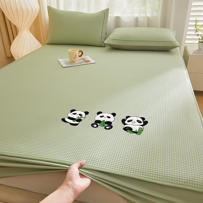 91家纺网 家纺一手货源 找家纺 全季家居 2025新款A类乙纶PE家族系列刺绣凉豆豆席凉席席子 熊猫家族-水绿-床笠款