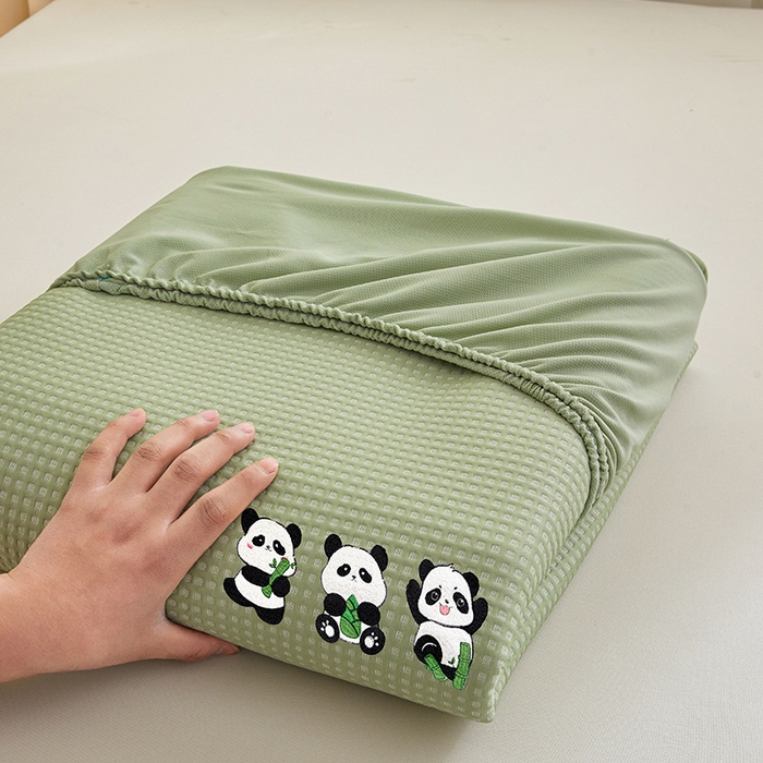 91家纺网 家纺一手货源 找家纺 全季家居 2025新款A类乙纶PE家族系列刺绣凉豆豆席凉席席子 熊猫家族-水绿-床笠款