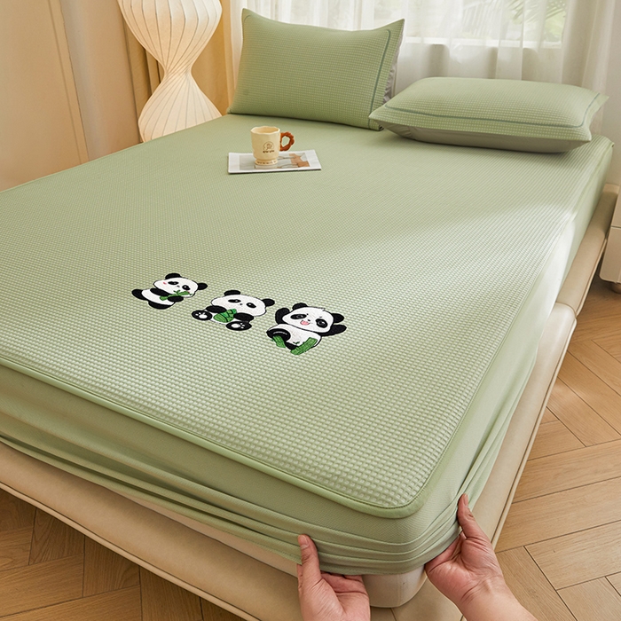 91家纺网 家纺一手货源 找家纺 全季家居 2025新款A类乙纶PE家族系列刺绣凉豆豆席凉席席子 熊猫家族-水绿-床笠款