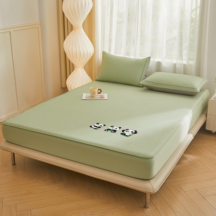 91家纺网 家纺一手货源 找家纺 全季家居 2025新款A类乙纶PE家族系列刺绣凉豆豆席凉席席子 熊猫家族-水绿-床笠款