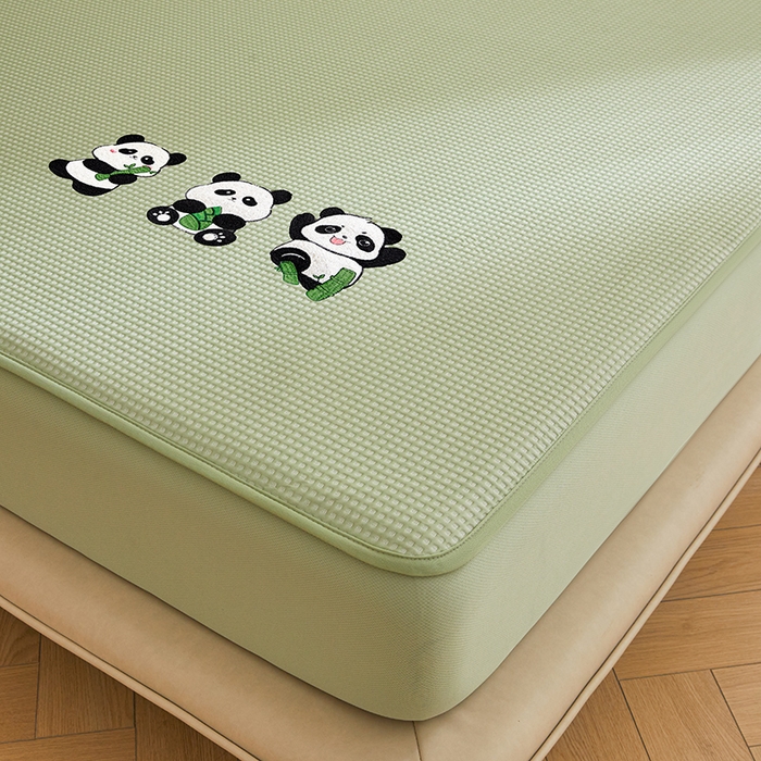 91家纺网 家纺一手货源 找家纺 全季家居 2025新款A类乙纶PE家族系列刺绣凉豆豆席凉席席子 熊猫家族-水绿-床笠款