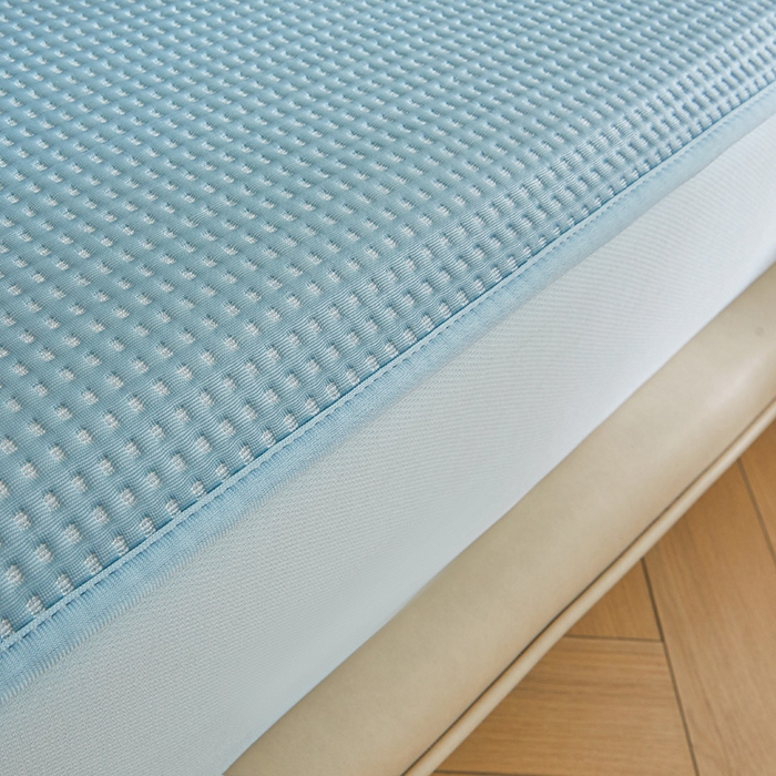 91家纺网 家纺一手货源 找家纺 全季家居 2025新款A类乙纶PE家族系列刺绣凉豆豆席凉席席子 熊猫家族-天蓝-床笠款