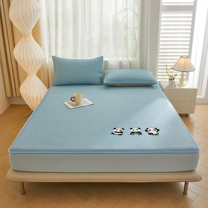 91家纺网 家纺一手货源 找家纺 全季家居 2025新款A类乙纶PE家族系列刺绣凉豆豆席凉席席子 熊猫家族-天蓝-床笠款