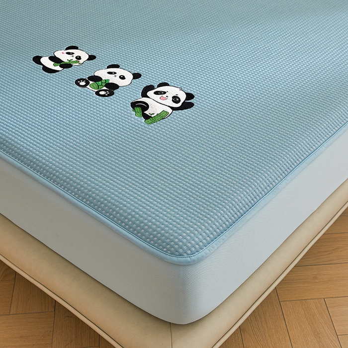 91家纺网 家纺一手货源 找家纺 全季家居 2025新款A类乙纶PE家族系列刺绣凉豆豆席凉席席子 熊猫家族-天蓝-床笠款