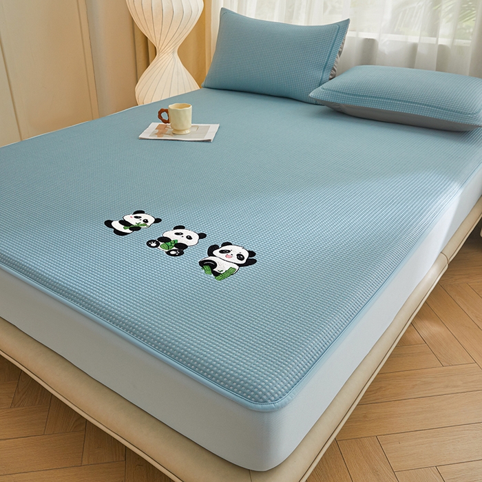 91家纺网 家纺一手货源 找家纺 全季家居 2025新款A类乙纶PE家族系列刺绣凉豆豆席凉席席子 熊猫家族-天蓝-床笠款